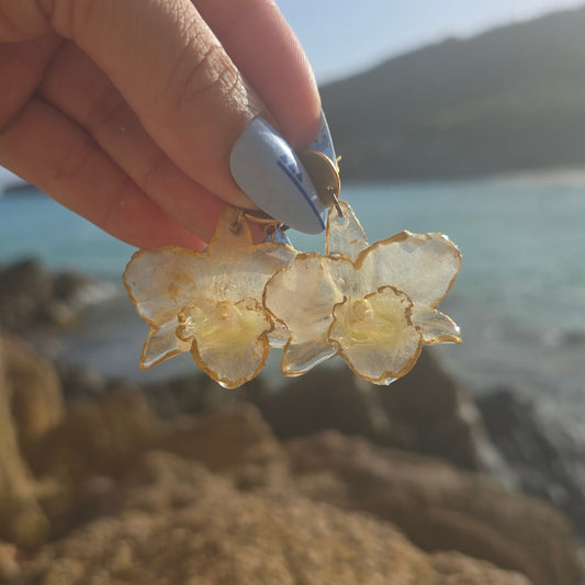 Boucles d’oreilles orchidée - Création florale unique en résine